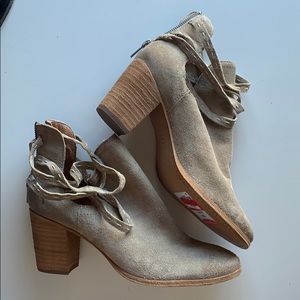 New Frye Naomi Pickstitch Ash Suede size 8 Shootie